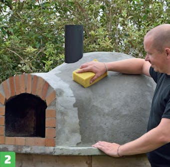 Ta god tid på dig när du putsar ytan på murad pizzaugn Ta god tid på dig när du putsar ytan på murad pizzaugn